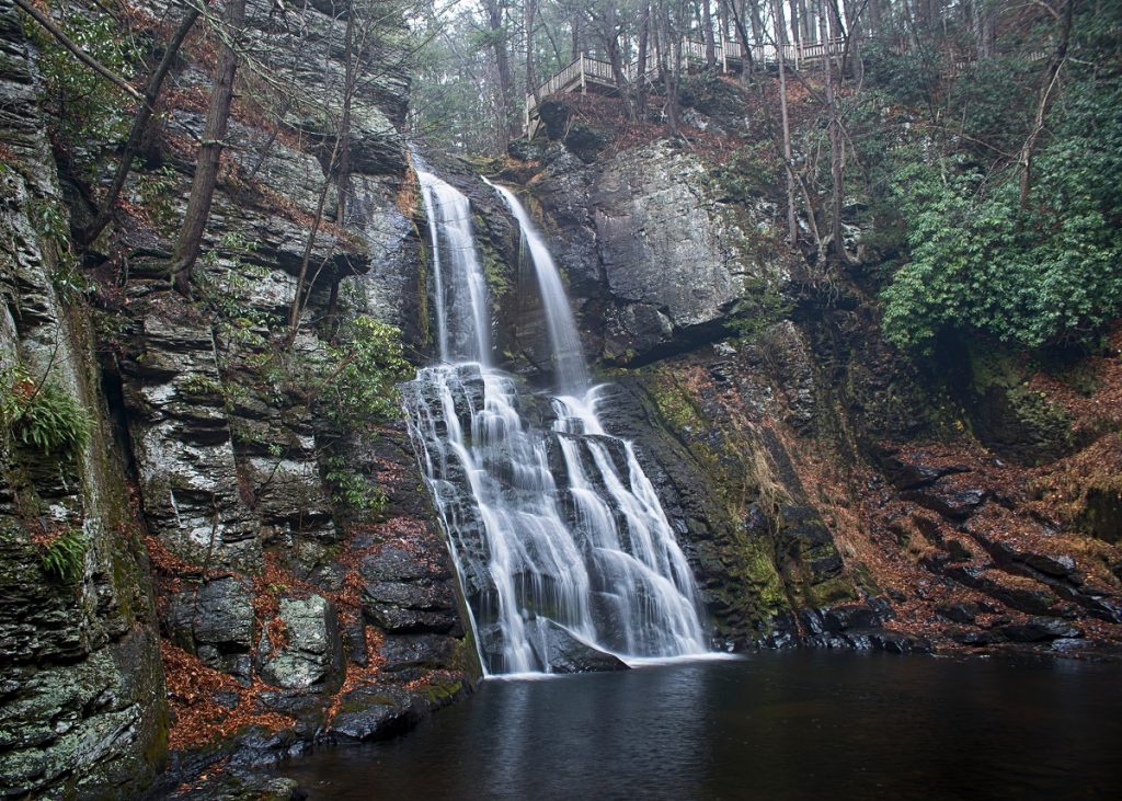 water falling from gray rock formation